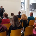 Christiane Kuller begrüßt die Teilnehmer*innen im Kubus der Gedenk- und Bildungsstätte Andreasstraße. Foto: Alexander Walther