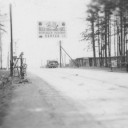 Transparent "Displaced persons center" auf der Blutstraße in Buchenwald, um Mai 1945. Gedenkstätte Buchenwald, Fotograf: Alfred Stüber.