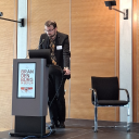 Franz Waurig während seines Referats zu Denkmälern über sowjetische Verhaftungen und Speziallagern. Foto: Stiftung Brandenburgische Gedenkstätten.