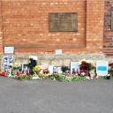 Alexej Nawalny-Gedenken vor der Gedenktafel für die Opfer des Stalinismus an der Außenmauer der Gedenk- und Bildungsstätte Andreasstraße in Erfurt, 4. März 2024. Stiftung Ettersberg, Fotograf:in: Kathrin Schwarz