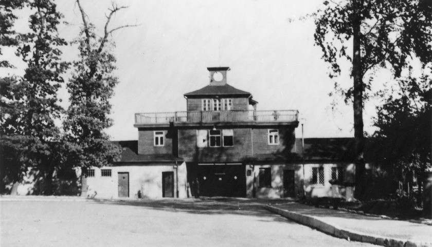 Torgebäude des ehemaligen Konzentrationslagers Buchenwald und Speziallagers Nr. 2, August 1950. Gedenkstätte Buchenwald, Fotograf: Georges Angéli.