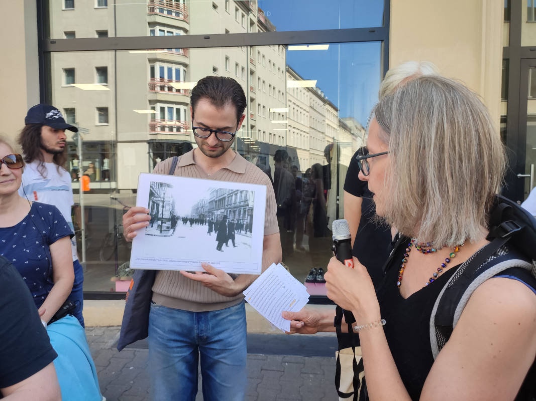 Franka Maubach beim street walk in der Almstadtstraße, Foto: privat.