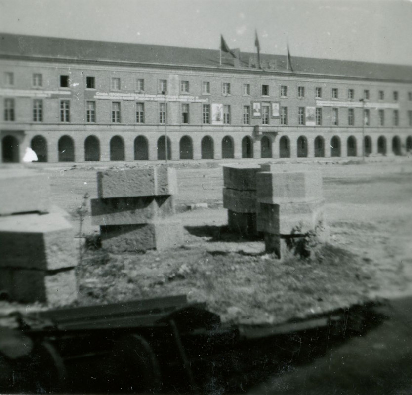 Sitz der Sowjetischen Militäradministration im ehemaligen Gauforum, 1. Mai 1946. Gedenkstätte Buchenwald.