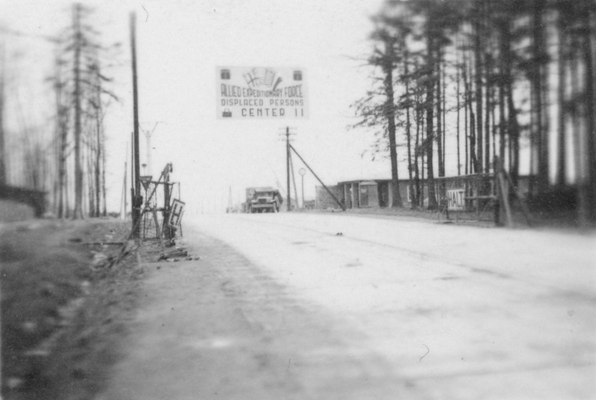 Transparent "Displaced persons center" auf der Blutstraße in Buchenwald, um Mai 1945. Gedenkstätte Buchenwald, Fotograf: Alfred Stüber.