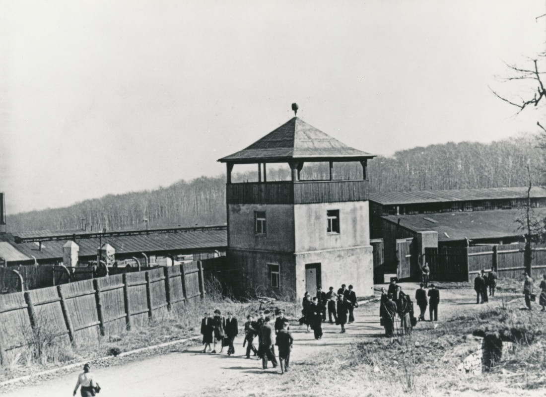 Wachturm Nr. 1 (Ostturm) mit Bretterzaun in Buchenwald, 1952. Gedenkstätte Buchenwald