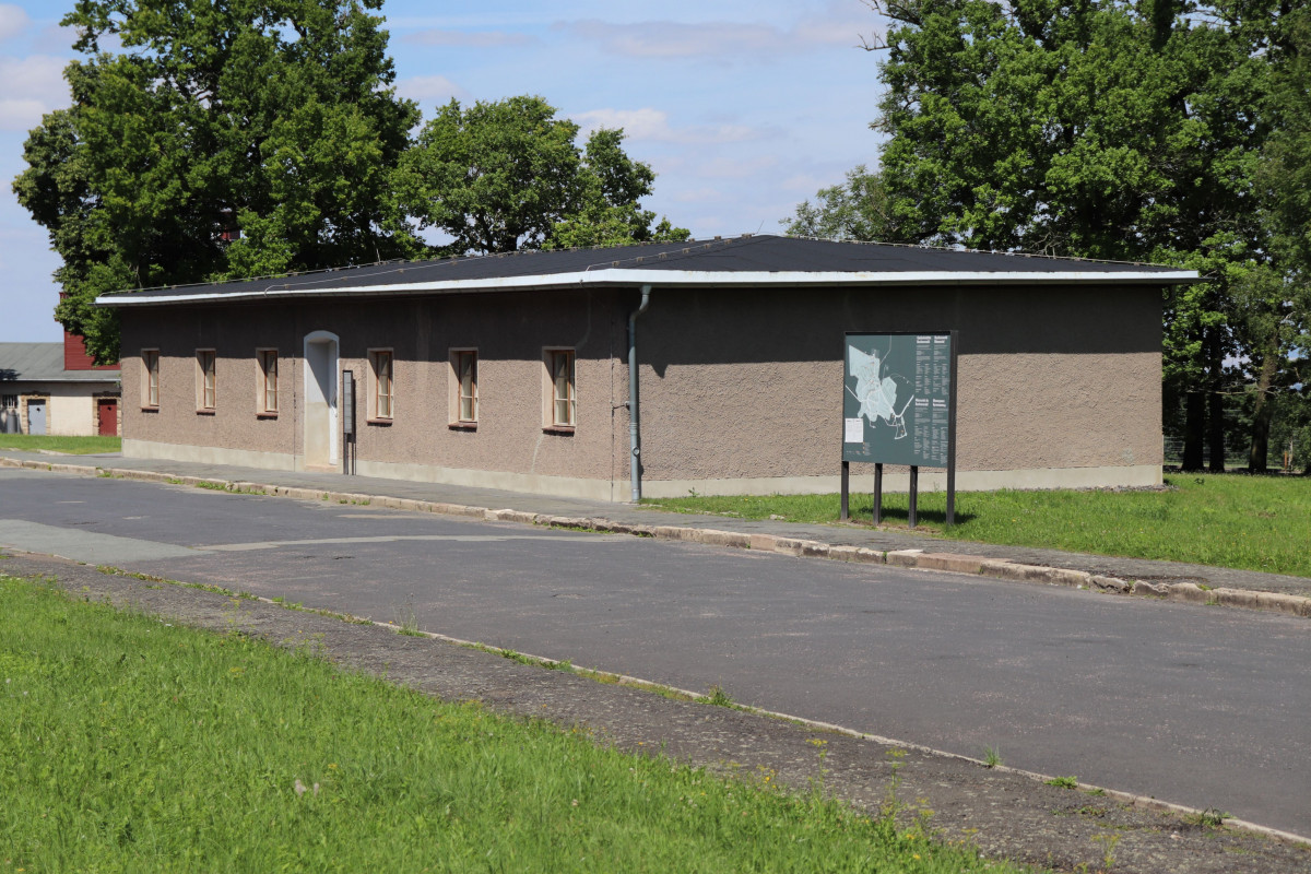 Der Ausstellungsort – die ehemalige sowjetische Verwaltungsbaracke in Buchenwald, 2021. Foto: Rene Emmendörffer.
