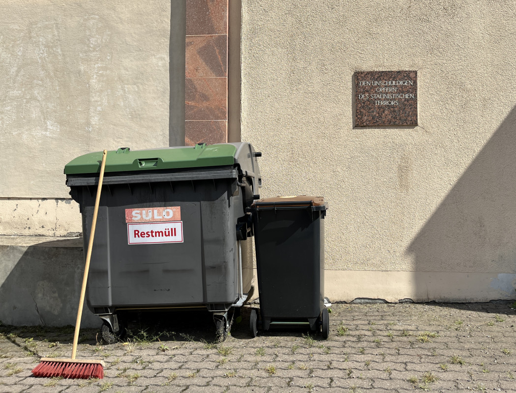 Gedenktafel für die „unschuldigen Opfer des stalinistischen Terrors“ in Weimar, September 2022. Gedenkstätte Buchenwald, Fotografin: Pia Heine.