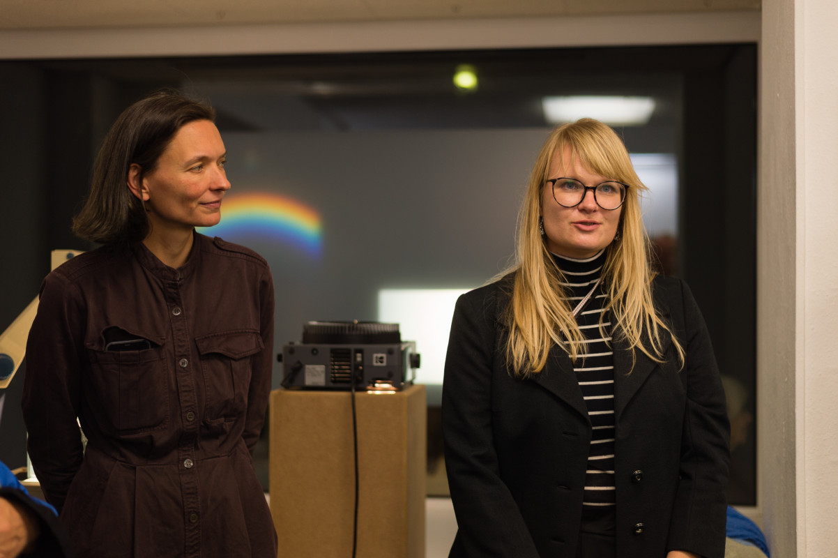 Anna Voswinckel mit Künstlerin Kristin Wenzel, Foto: Annett Jahn.