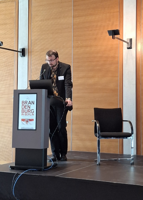 Franz Waurig während seines Referats zu Denkmälern über sowjetische Verhaftungen und Speziallagern. Foto: Stiftung Brandenburgische Gedenkstätten.