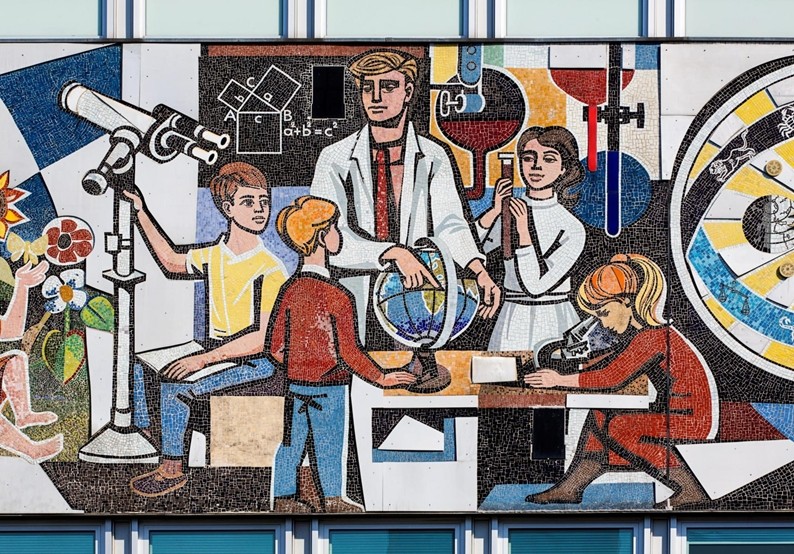 Ausschnitt aus Walter Womacka, »Unser Leben, 1964.« Mosaikfries am Haus des Lehrers, Berlin. Foto: Andreas Steinhoff, Berlin
