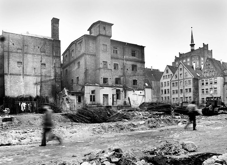 Gelände an der Wokrenterstraße in Rostock, 1989. Die Häuser auf dem Bild sollten abgerissen und durch Plattenbauten ersetzt werden. Ein Teil konnte durch eine Rostocker Bürgerinitiative zur Erhaltung der Altstadt nach 1990 gerettet werden.