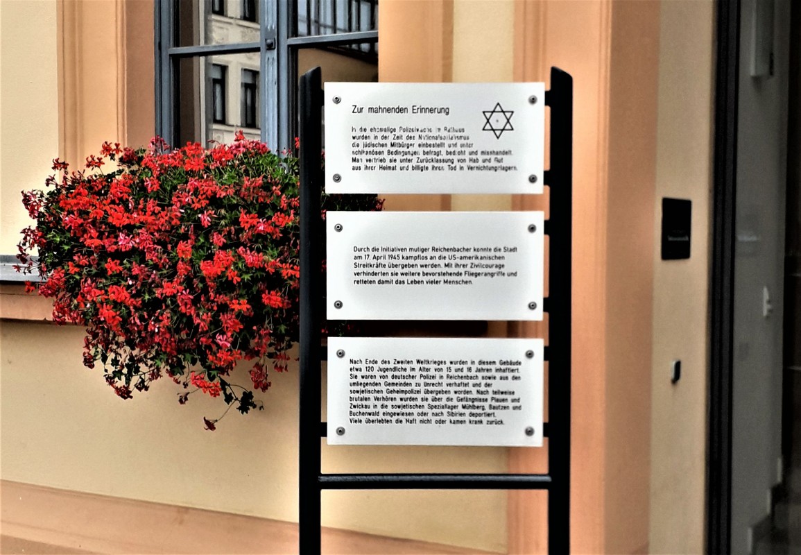 Gedenktafeln vor dem Rathaus in Reichenbach/Vogtland, August 2019. Foto: Gedenkstätte Buchenwald