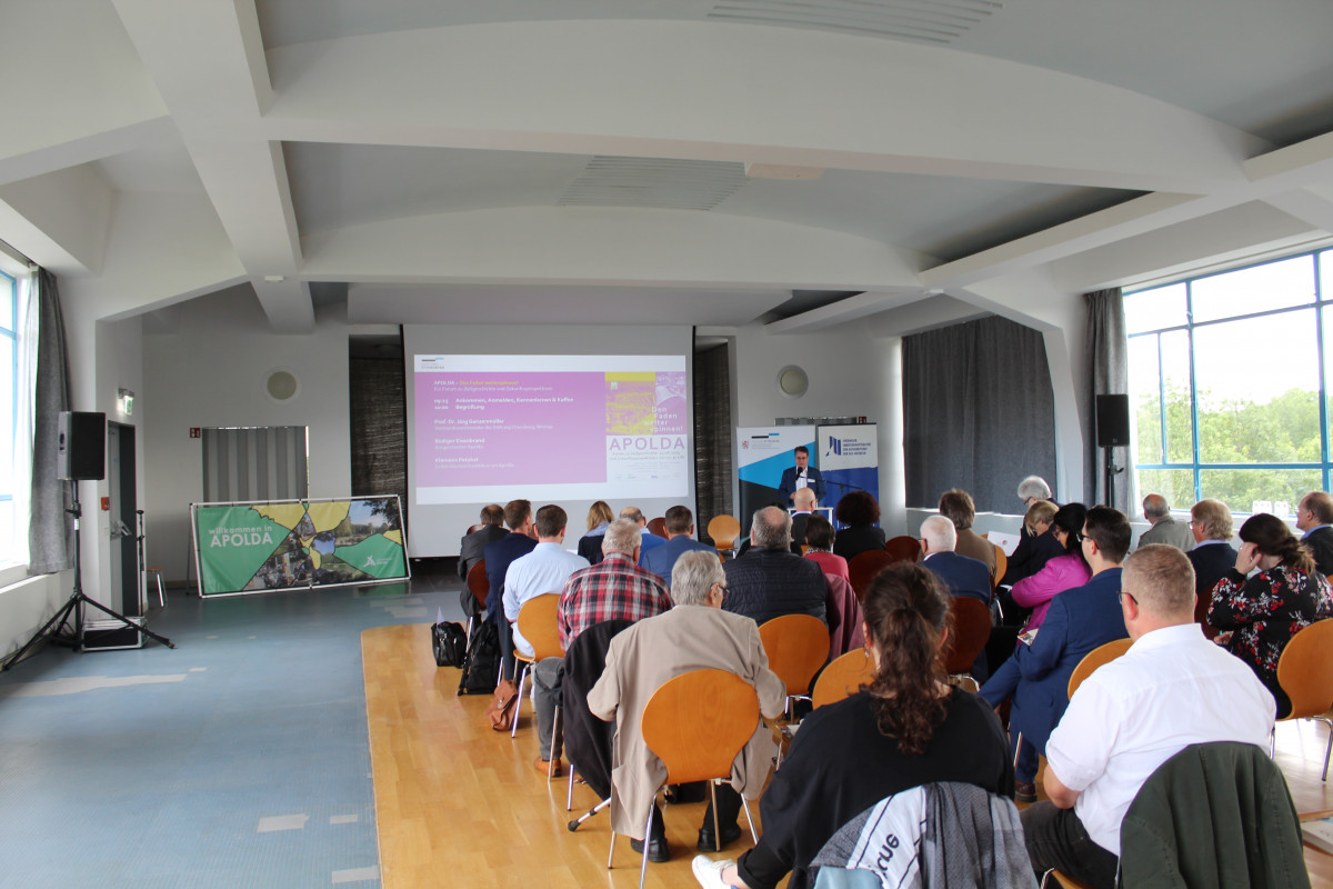 Prof. Dr. Ganzenmüller, Vorsitzender des Vorstands der Stiftung Ettersberg, eröffnete die Tagung in Apolda.