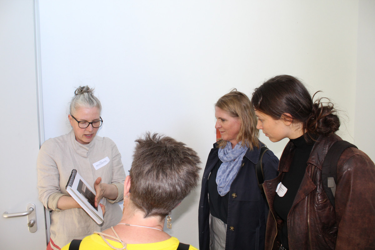 Nähere Erläuterungen zur Architektur durch die Architektin und Gast-Professorin Stadtmanagement Katja Fischer. Zu sehen sind auch Dr. Juliane Stückrad und Emilia Henkel.