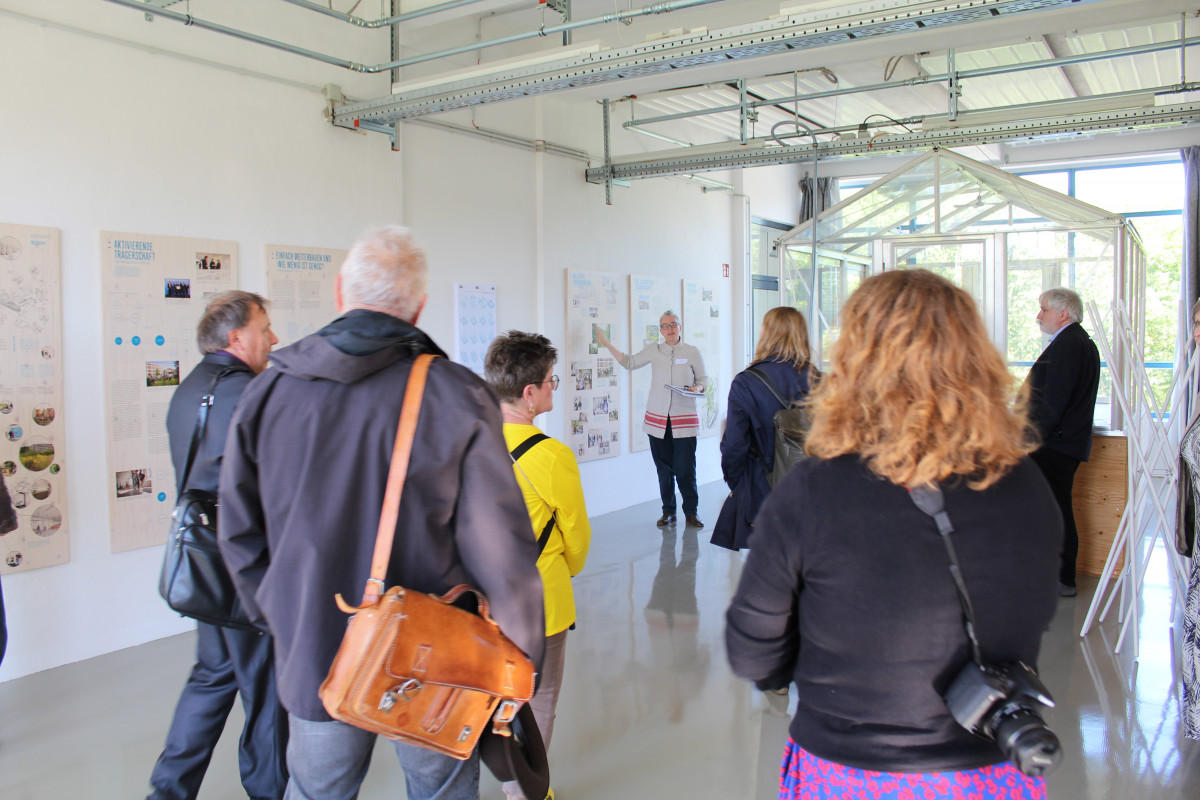 Führung durch den Eiermann-Bau durch die Architektin und Gast-Professorin Stadtmanagement Katja Fischer, hier im Gebäude.