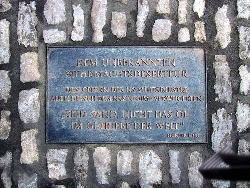 Erfurt, Denkmal für den unbekannten Wehrmachtsdeserteur und für die Opfer der NS-Militärjustiz, vom Künstler Thomas Nicolai, Tafel.