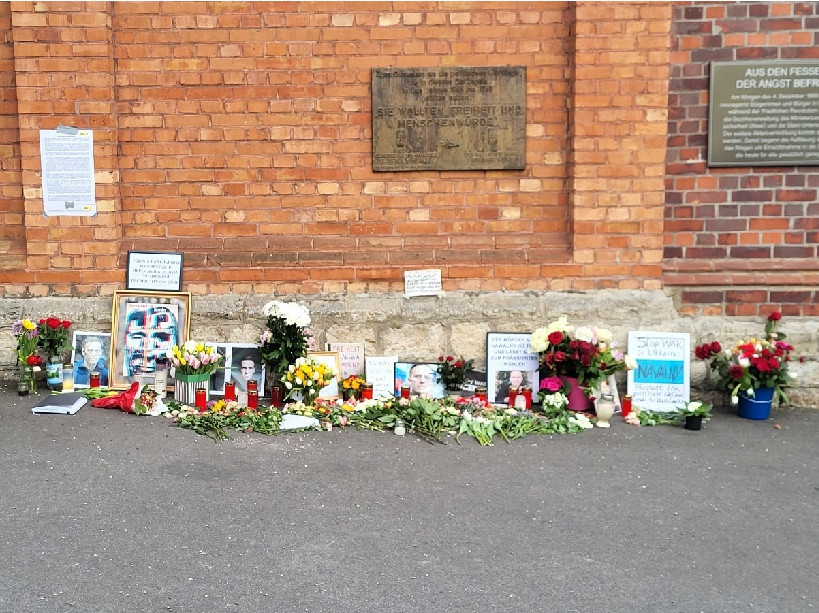 Alexej Nawalny-Gedenken vor der Gedenktafel für die Opfer des Stalinismus an der Außenmauer der Gedenk- und Bildungsstätte Andreasstraße in Erfurt, 4. März 2024. Stiftung Ettersberg, Fotograf:in: Kathrin Schwarz