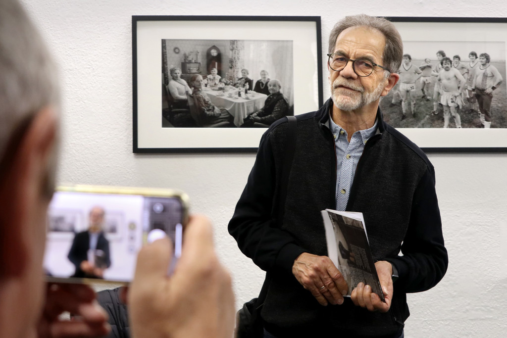 Fotograf Thomas Kläber vor seinen Fotografien © Nihad Nino Pusija.