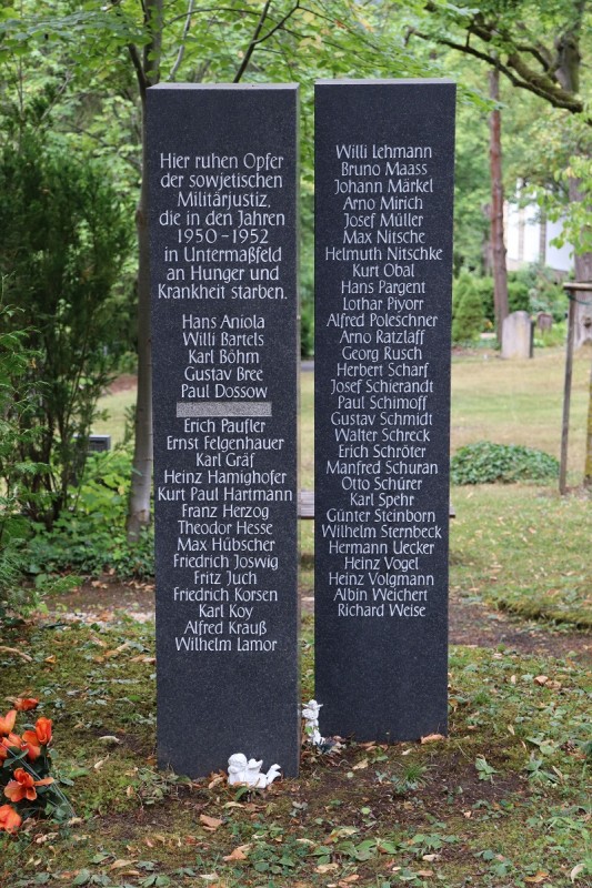 Gedenkstelen für die in Untermaßfeld verstorbenen Häftlinge aus dem Speziallager Nr. 1 Sachsenhausen. Parkfriedhof Meiningen, August 2020. Bildrechte: Gedenkstätte Buchenwald