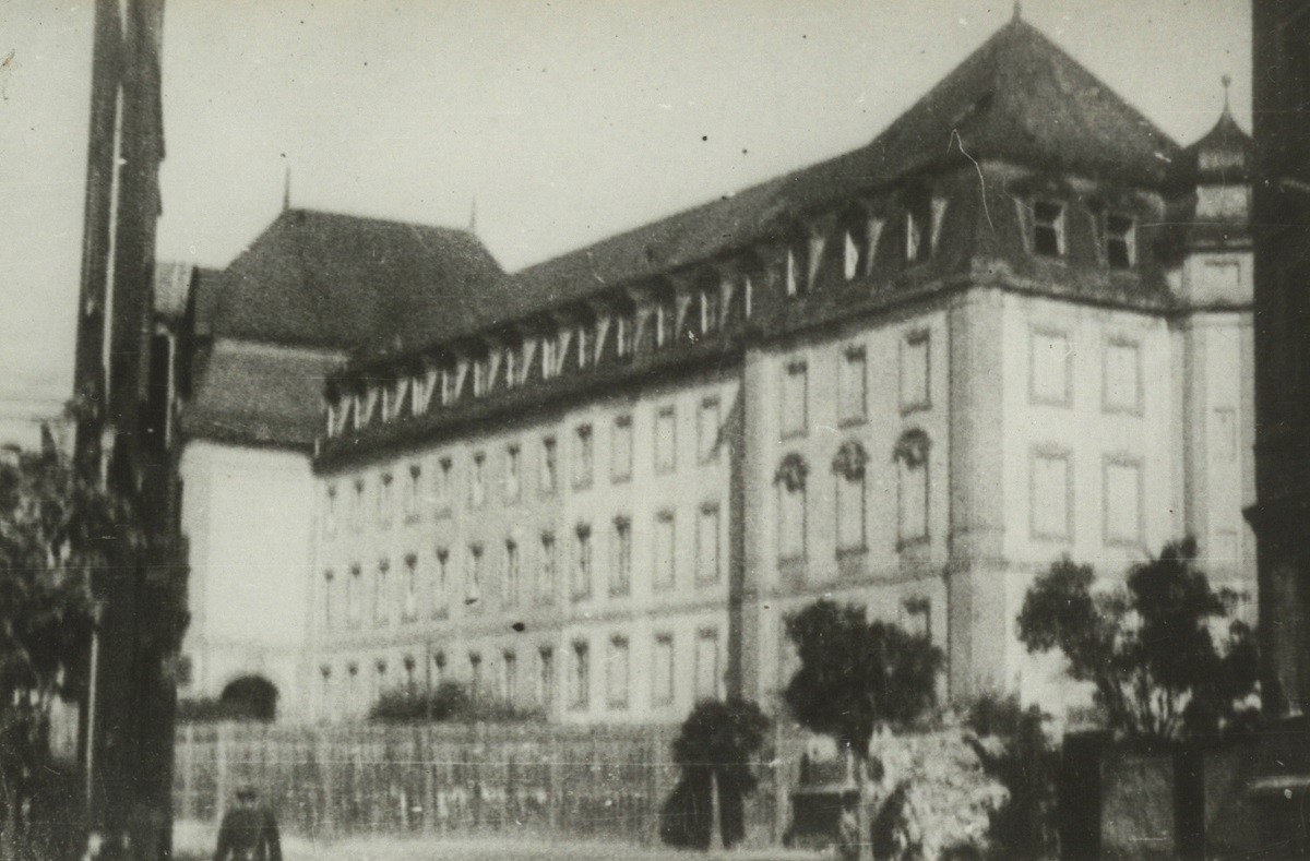 Umzäuntes Amtsgerichtsgebäude in Weimar - Sitz eines sowjetischen Militärtribunals, 1946. Stadtarchiv Weimar