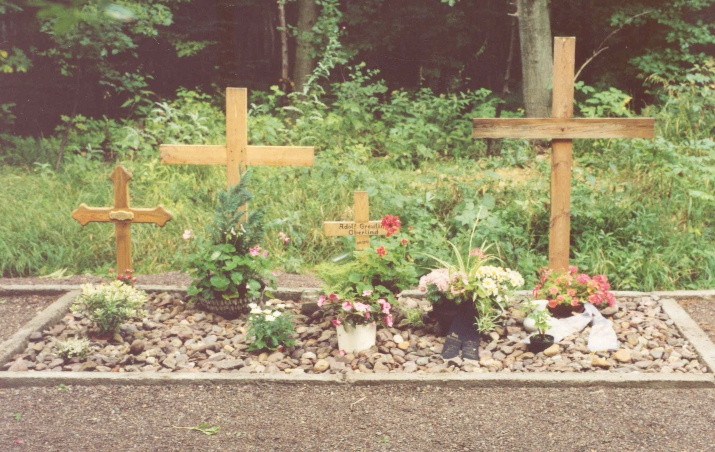 Individueller Trauerplatz für die Verstorbenen des Speziallagers Nr. 2 in Buchenwald, September 1990. Das erste Erinnerungszeichen war ein schlichtes Holzkreuz (zweites Kreuz von links). Gedenkstätte Buchenwald, Fotograf: Lothar Vollbrecht.